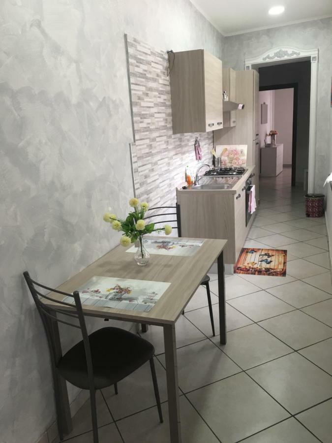 Lisa'S House Apartment Napoli Bagian luar foto